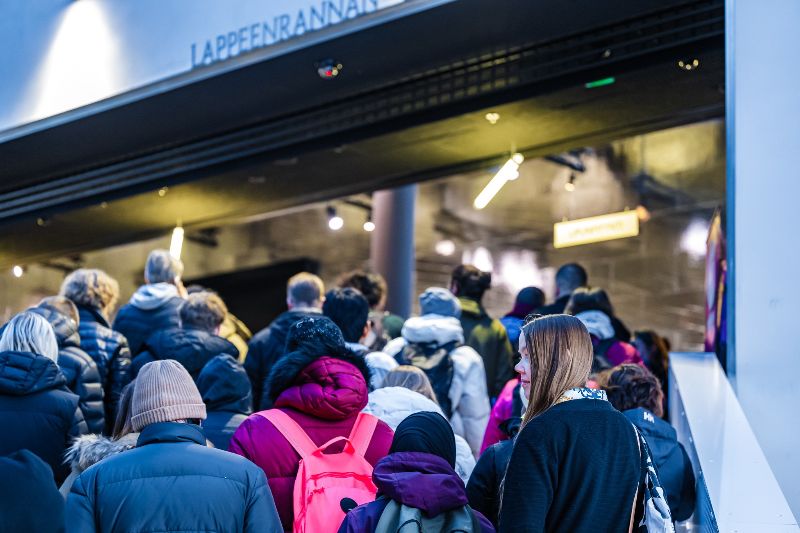 Henkilö kävelee rappusia ylös väenpaljoudessa.