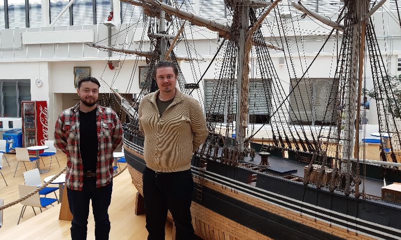 Derrick Jääskeläinen ja Ville Käldström merenkulun koulutuskeskuksessa, Aboa Maressa. Derrick Jääskeläinen och Ville Käldström vid sjöfartsutbildningscentret, Aboa Mare. Derrick Jääskeläinen and Ville Käldström at the Aboa Mare Maritime Training Center.