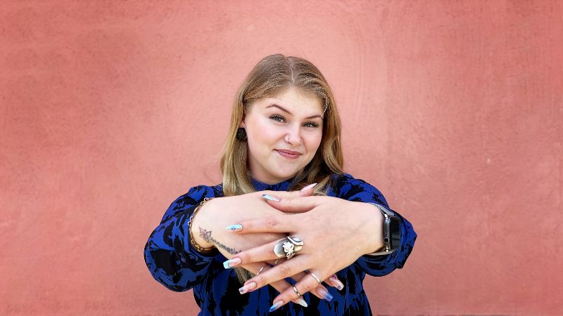 Ellen Vuorio esittelee rakennekynsiään.