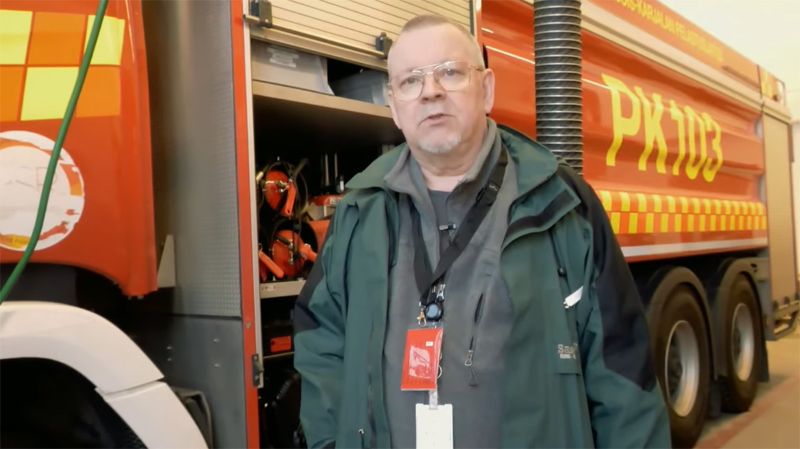 Pohjois-Karjalan TE-liven tuottaja-toimittaja Matti Asikainen tekee rekrytointivideota Joensuun paloasemalla. Taustalla pelastuslaitoksen paloauto.