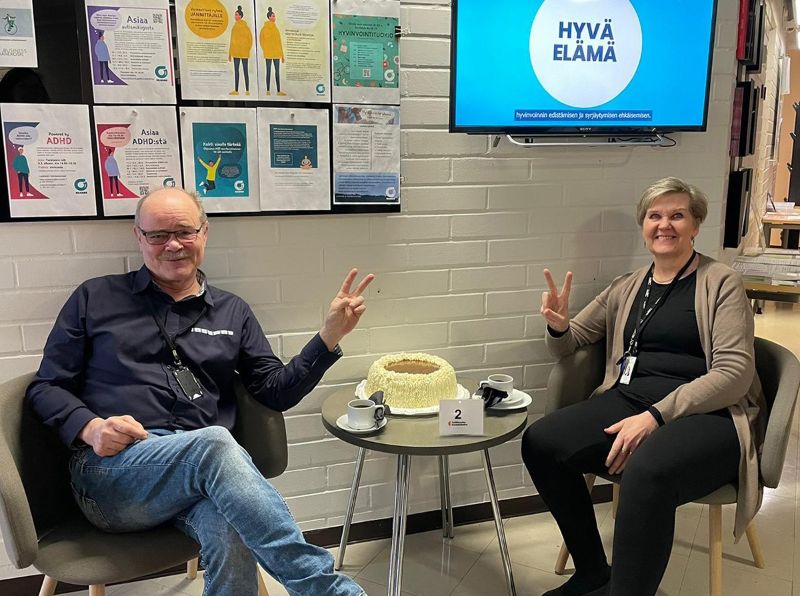 Äänekosken kuntakokeilun työntekijät juhlivat 2-vuotista kuntakokeilun taivalta kakkukahvein. Kuvassa vastaava valmentaja Anja Rein ja omavalmentaja Erkki Savela. – Olemme tyytyväisiä onnistumisista, joita olemme työllisyyden hoidossa saavuttaneet. Meillä on halu auttaa kuntalaisiamme, se on meidän kantava voima, työllisyyspäällikkö Riikka Hytönen iloitsee.