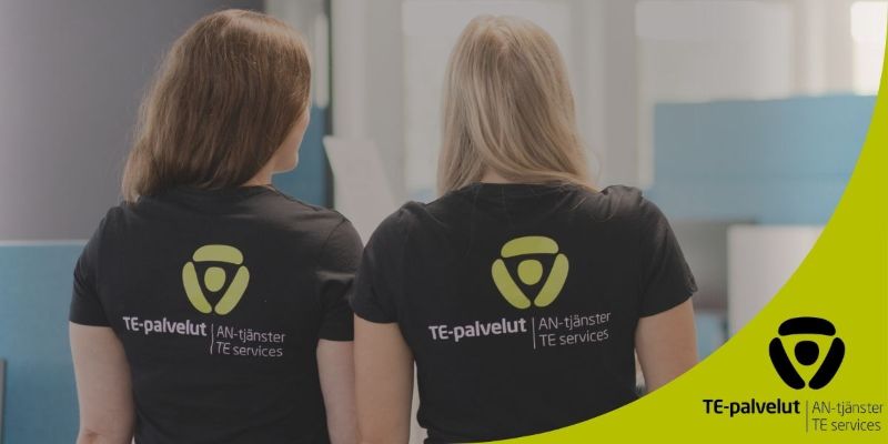 Kuvassa kaksi naista TE-toimiston paidoissa selkäpäin ja TE-toimiston logo