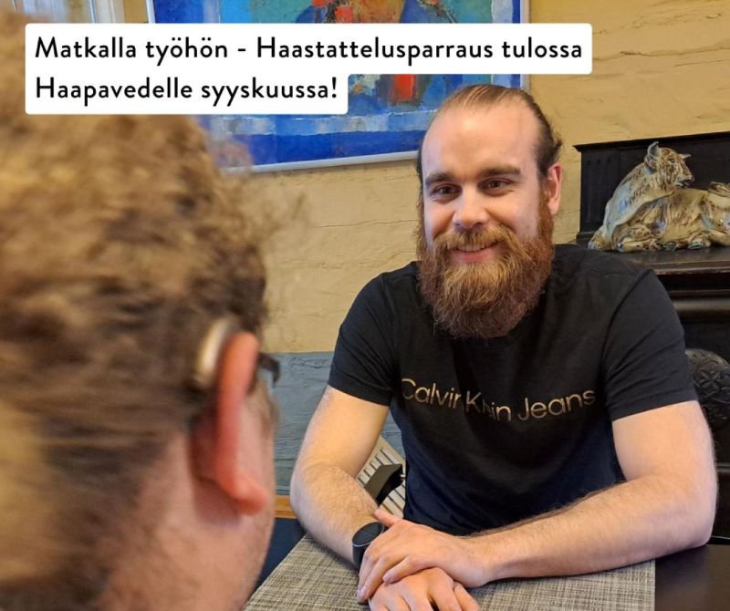 Kuvassa haastattelija haastattelee työnhakijaa. Matkalla työhön - haastattelusparraus tulossa Haapavedelle syyskuussa.