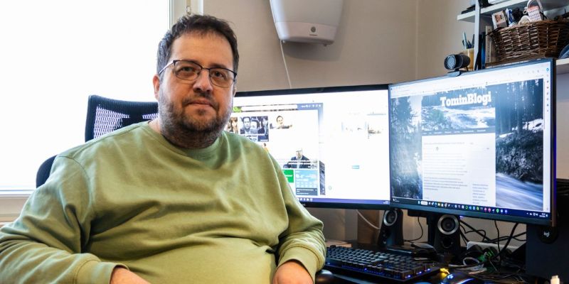 Bloggaaja somevaikuttaja Tomi istuu työpöytänsä ääressä.