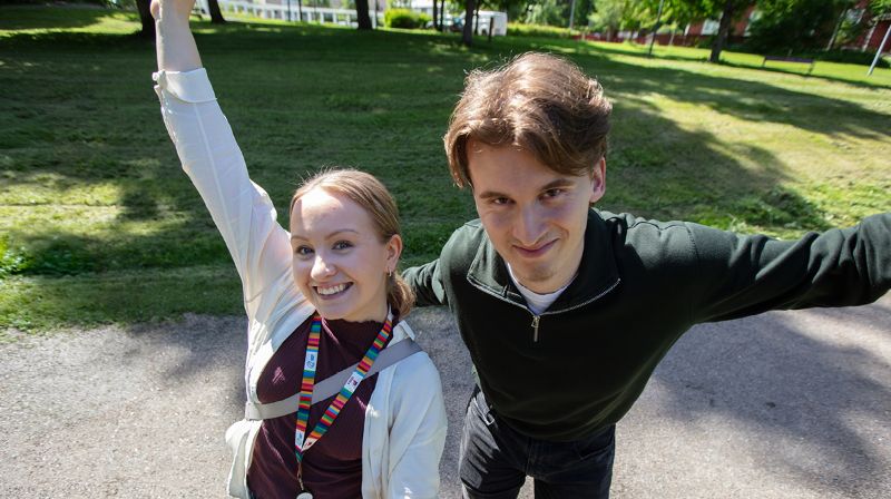 Kaksi nuorta kesäisessä maisemassa.