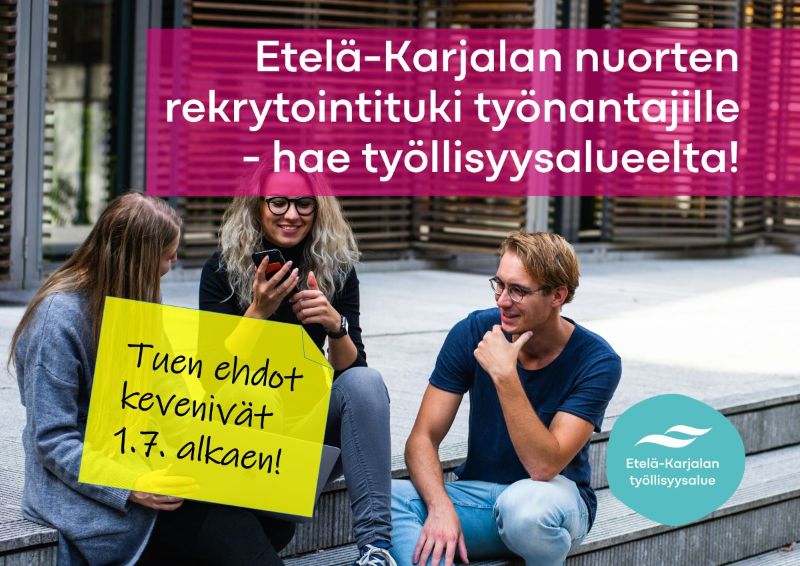 Ihmiset istuvat ja iloisesti juttelevat portailla