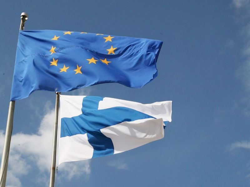 EU:n ja Suomen liput liehuvat salossa.