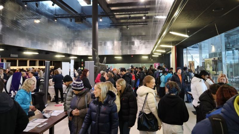 Ihmisiä rekrymessuilla Lappeenrannan kaupunginteatterin lämpiö.