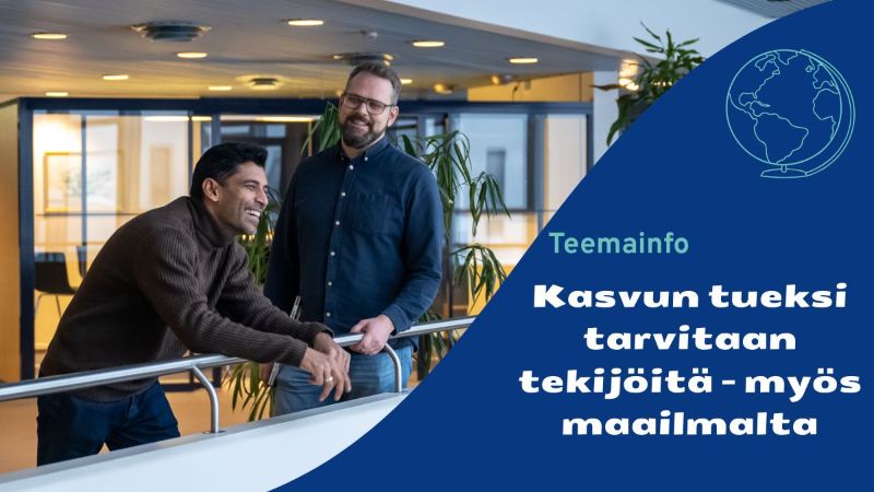 kaksi henkilö nojaa kaiteeseen hymyillen
