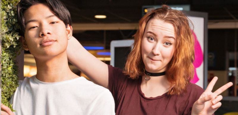 Kaksi nuorta kuvassa vierekkäin.