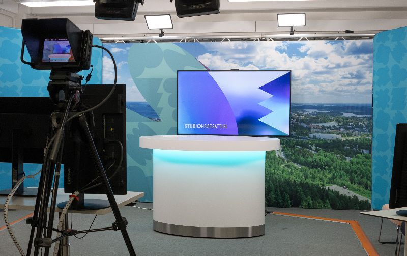 StudioNavigaattorin kuvauspaikka ja kamera valmiina lähetykseen.