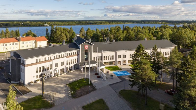 Keminmaan kunnantalo kesällä kuvattuna