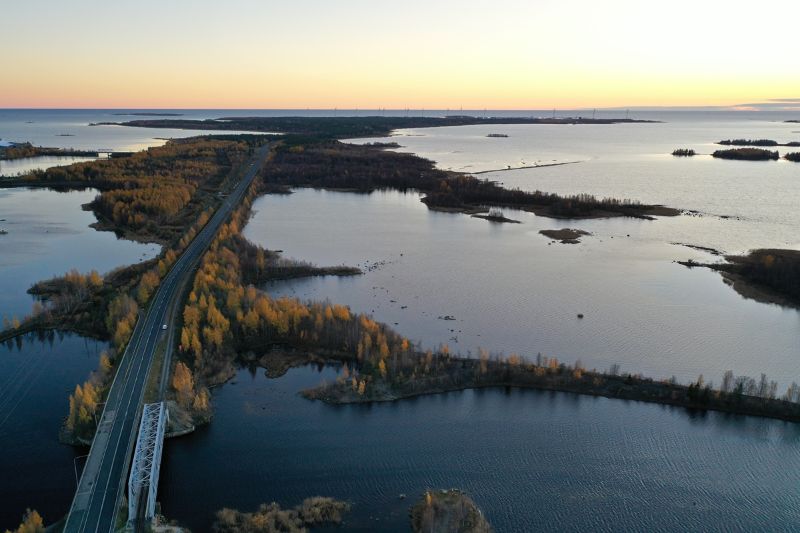 Kuvassa on Kemin Kraaselinsilta ilmasta käsin kuvattuna.