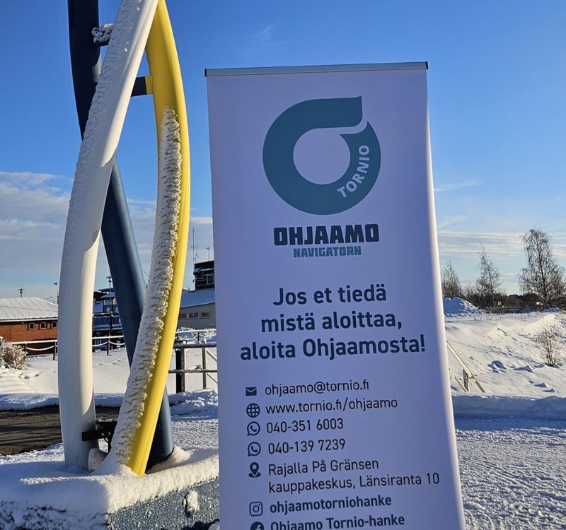 Ohjaamon kyltti talvisella pihalla.