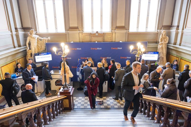 Ihmisiä Vaasan kaupungintalon portaissa.