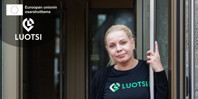 Euroopan unionin osarahoittama Luotsi. Palveluneuvoja Johanna palvelupisteen etuovella seisomassa.