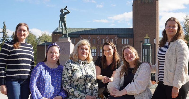 Uraohjaajat Mervi Penttinen, Tiina Virrantalo, Kati Kormano-Turunen, Mari Puustinen, Helka Romppanen ja Johanna Koistinen ovat Joensuun kaupungin talon edustalla.
