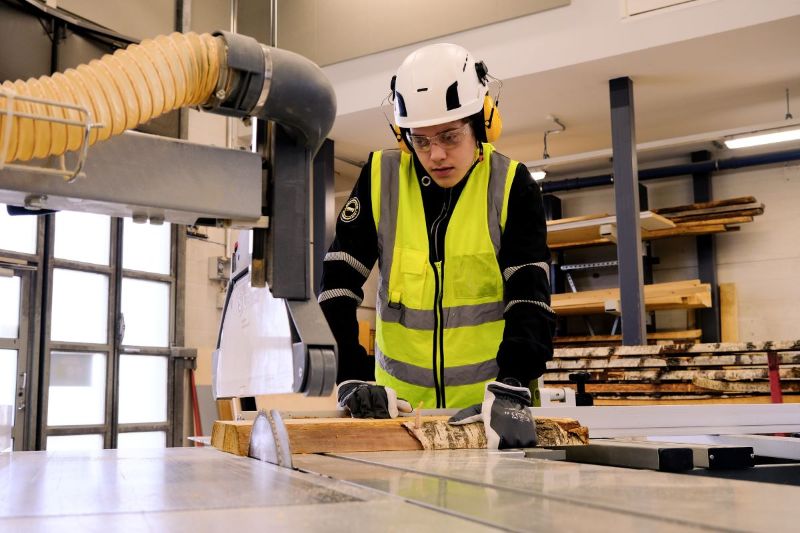 Riverian opiskelija työstää puuta