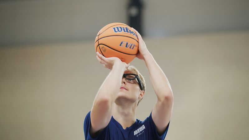 Joensuulainen SeeTrue Technologies kehittää katseenseurantalaseja, joiden avulla voidaan mitata ja ymmärtää ihmisen tarkkaavaisuutta tavalla, joka vielä hiljattain oli mahdollista vain tutkimuslaboratorioissa. Kuvassa koripalloseura Katajan pelaaja heittä palloa koriin katseenseurantalasit päässä.