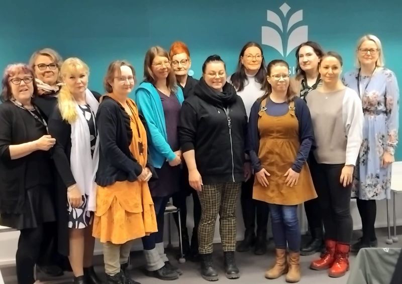 Kuvassa on esihenkilövalmennuksen suorittaneita henkilöitä. 