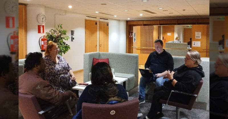 Yrittäjyysvalmentajat ja Business Joensuun edustaja keskustelemassa asiakkaiden kanssa yrittäjyyden olohuoneella.