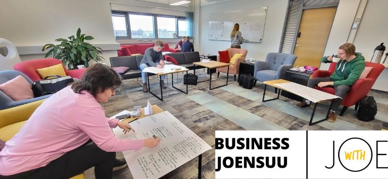 Business Joensuu tarjoaa tukea ja sparrausta liikeidean kehittelyyn ja yrittäjyyden kysymyksiin erilaisten maksuttomien valmennusten kautta. Kuvassa valmennukseen osallistuvia henkilöitä työstämään.