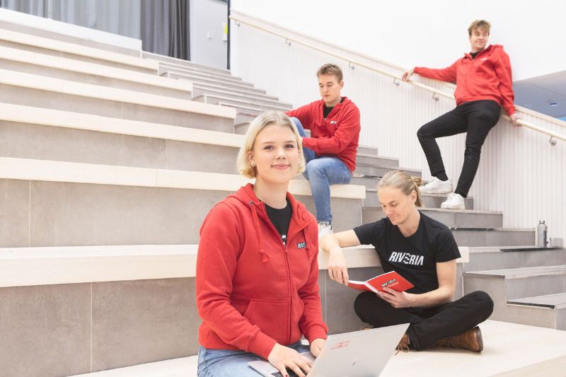 Verkossa suoritettavat uudenmalliset väyläopinnot voi suorittaa joko toisen asteen koulutuksen aikana tai kahden vuoden sisällä sen jälkeen. Kareliassa on tehty väyläopintoyhteistyötä Riverian kanssa yli kymmenen vuotta ja sitä kehitetään jälleen uudessa pilotissa.<br/>Tekstin voi julkaista vapaasti Pohjois-Karjalan maakuntasivuilla sekä halutessanne kuntien sivuilla.<br/>