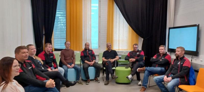 TNO-hankkeen Valmentava ja monimuotoinen työuraohjaus -valmennus. Kuvassa istuu puoliympyrässä ihmisiä, jotka osallistuvat koulutukseen Karelialla.