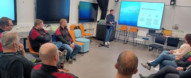 Valmennuksen osallistujat seuraavat esitystä luokkahuoneessa.