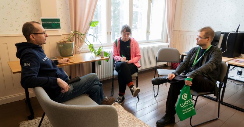 Luotsin asiantuntijat ja kehittämisyhtiön edustaja keskustelevat yrittäjyydestä sohvalla ja tuoleilla istuessaan.