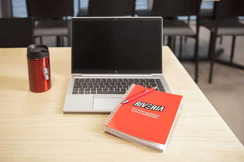 Riverian tietokone ja vihko.