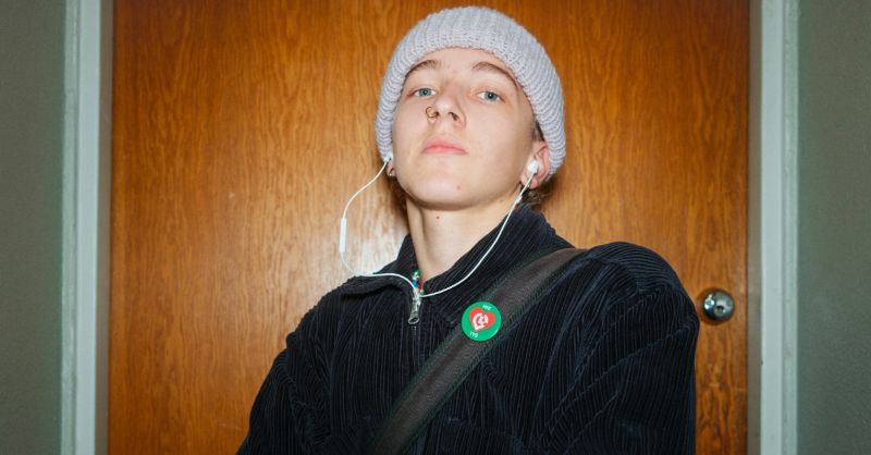 Nuori kuuntelee musiikkia kuulokkeilla.