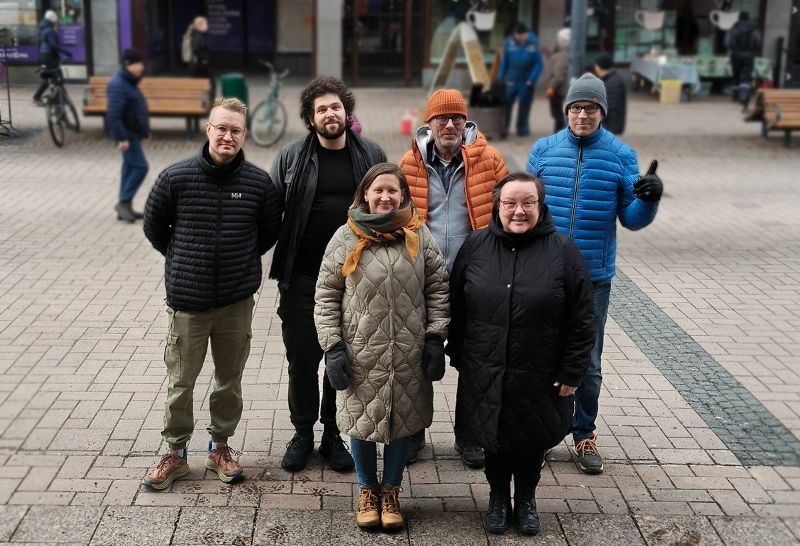 Kadulla otetussa ryhmäkuvassa on Kuhina-hankkeen kuusi työntekijää.