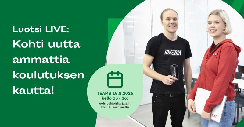 Kaksi opiskelijaa seisovat koulun käytävällä hymyillen.