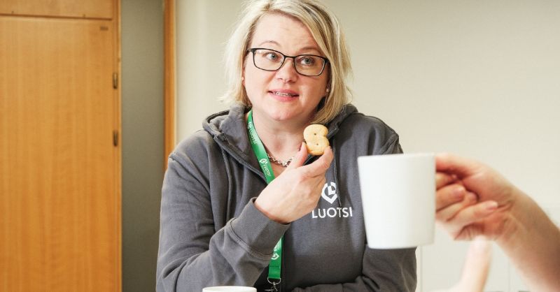Luotsin asiantuntija kahvilla asiakkaan kanssa.