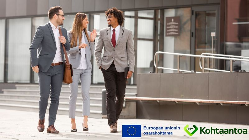 Kolme henkilöä kävelee kadulla ja keskustelee. Kuvan alalaidassa Euroopan unionin ja Nuorten Ystävien logot.