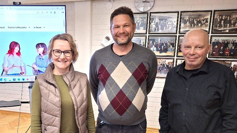 Haapajärven kaupunginjohtaja Jonna Tamminen, työllisyysaluejohtaja Ville Luukkanen ja Haapajärven kaupunginhallituksen puheenjohtaja Harri Finnilä.