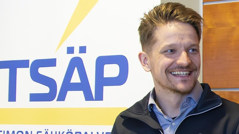 Toimitusjohtaja Petri Tulppo hymyilee.