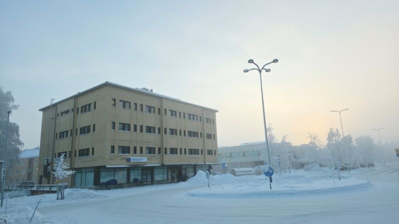 Rovaniemen kaupungin työllisyyspalveluiden rakennus kuulaana, lumisena talvipäivänä.