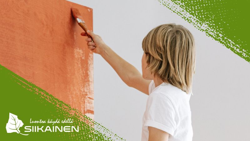 Yksi henkilö maalaa seinää, luontoa käydä edellä siikainen. 