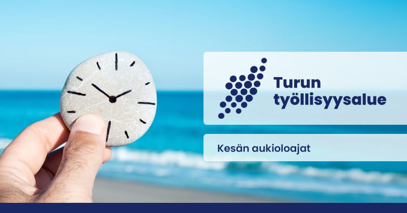 Kiveen on kynällä piirretty kello, jota käsi pitelee kiinni rannalla. Kuvassa on myös Turun työllisyysalueen logo sekä teksti kesän aukioloajat.