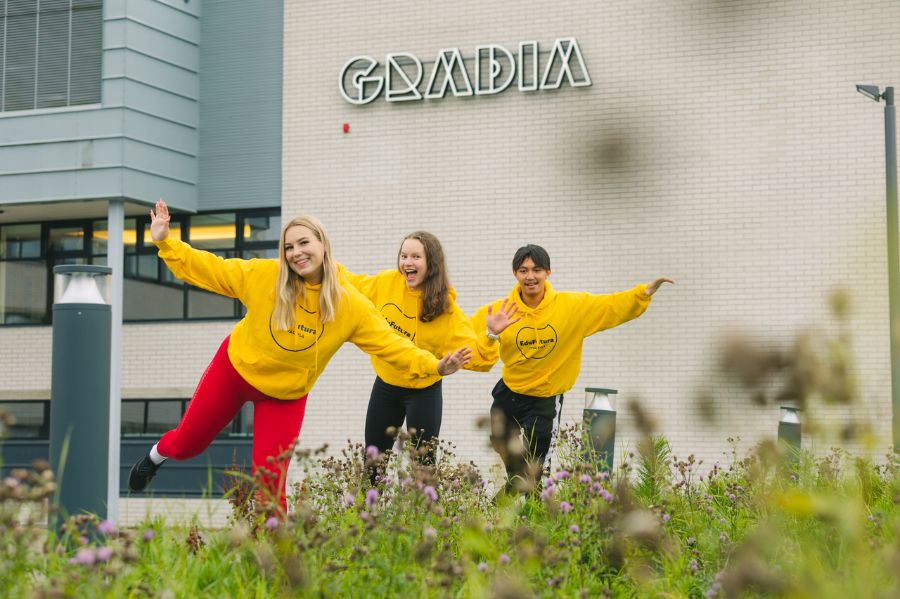 Kolme henkilöä Gradian kampuksen edessä